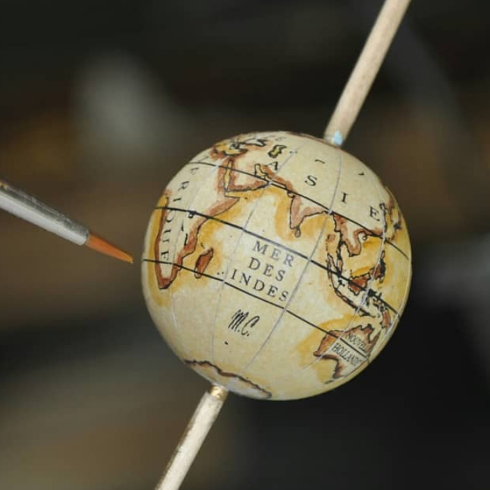 retouching and varnishing of a miniature globe from MC Planetariums
